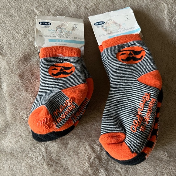 Kids Socks Old Navy 2 packs 6 pairs
3 pairs 18 - 24 months
3pairs 0-3 months - Picture 2 of 16